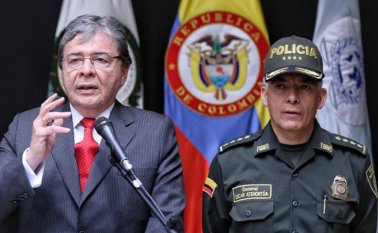 Ministro de Defensa, Carlos Holmes Trujillo y el General Óscar Atehortúa, Director de la Policía Nacional. Archivo / La Opinión