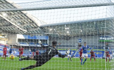 El mediocampista alemán de Brighton, Pascal Gross, anota un penalti en el tiempo adicional. AFP