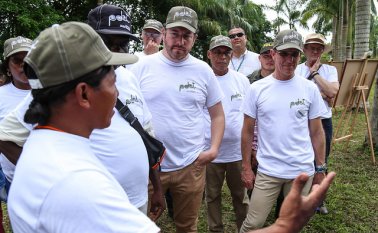 Agrotienda Fluvial es un barco que comercializa productos a las comunidades ubicadas en la rivera del río Atrato. Colprensa