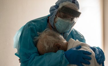 El doctor Joseph Varon, jefe de personal del hospital, abrazó al paciente que quería salir de la UCI. AFP