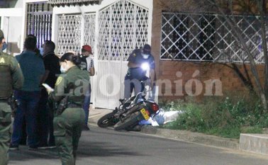 Miembros de la Brinho adelantaron la inspección y el levantamiento del cadáver. Cristian Herrera