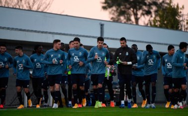 Los jugadores del FC Porto en un entrenamiento, en el campo de entrenamiento del club de Olival, en Vila Nova de Gaia, este lunes. Al Porto de los colombianos Luis Díaz y Mateus Uribe le hace falta un punto para clasificar.
AFP