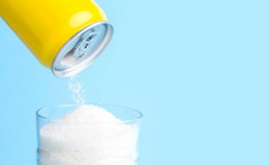 El informe revela más de 280 ejemplos en 18 países donde la falta de regulaciones alimentarias permitió que las industrias de productos ultraprocesados y bebidas azucaradas posicionaran sus productos como esenciales y saludables. Freepik.es