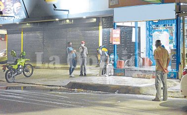 En este punto de la calle 6 entre avenidas 3 y 4, del barrio Latino, ocurrió el hecho violento. Laura Serrano/La Opinión