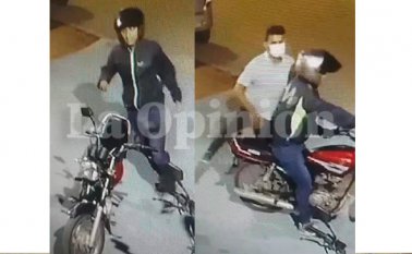 Los atracadores quedaron grabados mientras cometían el hurto. Cortesía para La Opinión