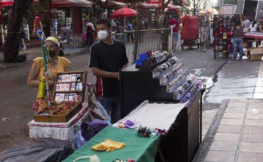 Los vendedores amenazan con irse a una huelga de hambre si no hay solución por parte de la administración municipal.   Archivo / La Opinión
