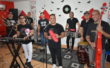 Los músicos que fueron invitados a grabar el sencillo y videoclip ‘Gocemos la Nochebuena’ de la autoría del tibuyano Alexander Avendaño.  Cortesía
