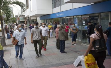 La primera recomendación que hacen las autoridades, es que mientras se esté en lugares públicos no se deben perder de vista los objetos personales. Alfredo Estevez/ La Opinión