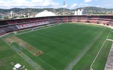 Todo el terreno de juego será cortado al ras. Juan Pablo Cohen / La Opinión