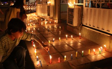 Se recomienda evitar el uso de alcohol y gel antibacterial a la hora de entrar en contacto con las velas, ya que se podría provocar un accidente. Archivo