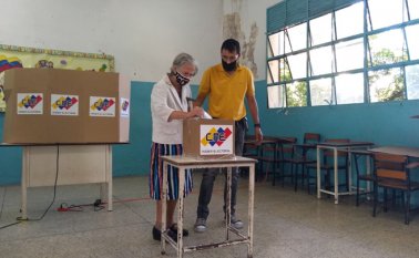 En su mayoría se observaba a personas de la tercera edad, que llegaban por sus propios medios o con ayuda de terceros. Eilyn Cardozo