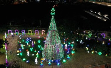 Se deben hacer permanentes recolecciones de residuos sólidos, para mantener limpios los alumbrados navideños y las zonas comunes. Cortesía