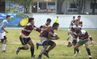 El rugby nortesantandereano le ha tocado ‘invadir’ diferentes canchas de fútbol para poder desempeñarse. Archivo