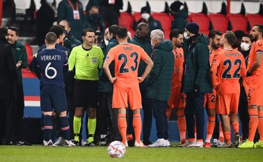 El partido decisivo de la Liga de Campeones del Paris Saint-Germain con el Istanbul Basaksehir fue suspendido hoy en la primera mitad cuando los jugadores se retiraron en medio de acusaciones de racismo por parte de uno de los oficiales del partido. AFP