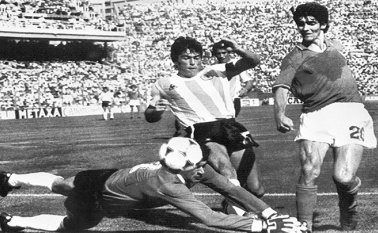 El portero argentino Ubaldo Fillol (abajo) y el capitán Daniel Passarella (izq.) Impiden que el delantero italiano Paolo Rossi anote, durante el partido de fútbol de la segunda ronda del Mundial entre Italia y Argentina en Barcelona. AFP