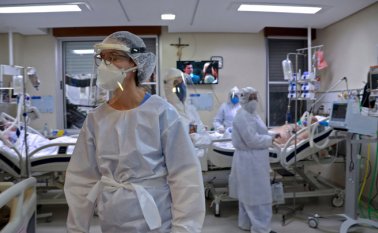 Brasil se aproxima a las 180.000 muertes por coronavirus después de un repunte de la enfermedad que llevó a varios estados a adoptar medidas preventivas. AFP