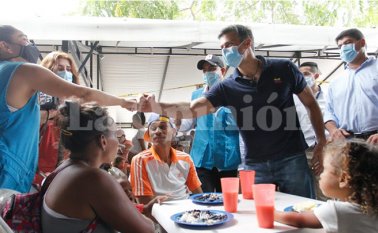 López arribó a Cúcuta a las 9:30 de la mañana e inició un recorrido por los puntos de atención a migrantes venezolanos en Los Patios y en La Parada. Alfredo Estévez / La Opinión