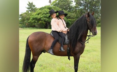 Luciana y Celeste Cárdenas comparten su amor por los caballos. Instagram Hermanitas Luces
