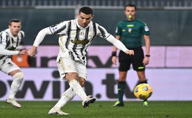 Cristiano Ronaldo celebró en dos ocasiones desde los doce pasos como lo hizo ante el Barcelona por Liga de Campeones. AFP