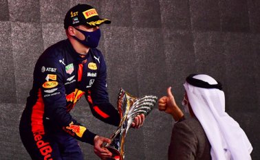 Verstappen compartió el podio con el finlandés Valtteri Bottas y el siete veces campeón del mundo británico, Lewis Hamilton. AFP