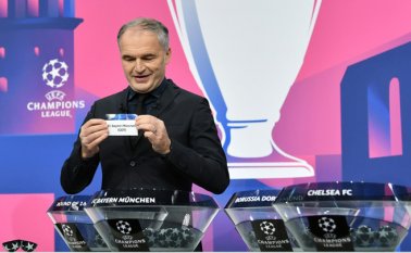El exjugador de fútbol suizo Stephane Chapuisat revelando el desliz del FC Bayern durante el sorteo de los octavos de final de la UEFA Champions League en el Sede de la UEFA. AFP