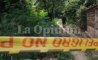 Autoridades del CTI realizan el levantamiento del cuerpo. La Opinión