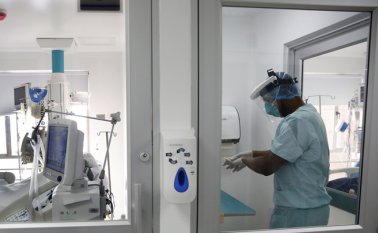 El gremio médico solicitó ayer garantías a las autoridades para que se detenga el desbordado contagio de COVID-19, dado que ello atenta contra quienes están al frente de la atención en clínicas y hospitales. Cortesía