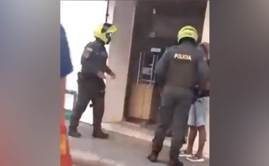 En medio del procedimiento, Sampson es golpeado y amenazado con una pistola. Cortesía