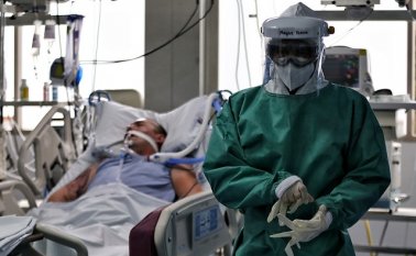 Tratamiento de pacientes COVID-19 en UCI. Cortesía