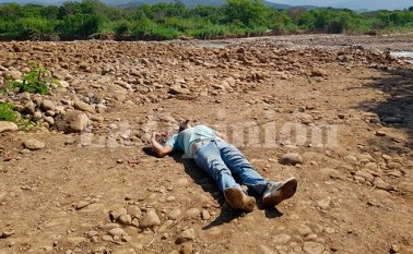 A la víctima le hallaron un documento de identidad y al cierre de esta edición las autoridades establecían si correspondía a su identidad. La Opinión