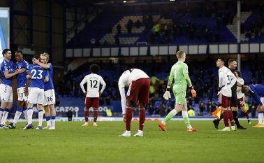 Los Toffees tomaron ventaja con un gol en propia de Ron Holding (22) y otro de cabeza del también colombiano Yerri Mina (45). AFP