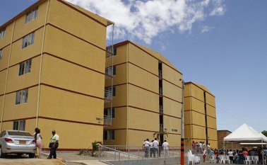 La decisión afectará a los compradores de vivienda que no hayan escriturado los inmuebles. Archivo La Opinión