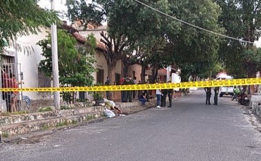 Las autoridades acudieron al sitio para recabar pistas del asesinato. La Opinión