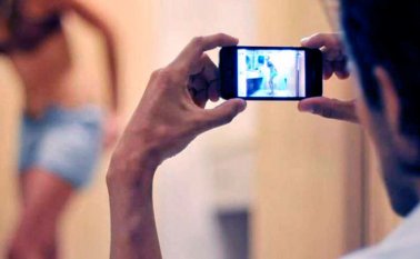 Los hombres son las víctimas más apetecidas por los extorsionistas que están a la espera de su llegada en las páginas de pornografía. Internet