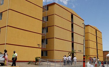 La decisión se toma por dos casos de Covid en los funcionarios. Archivo La Opinión