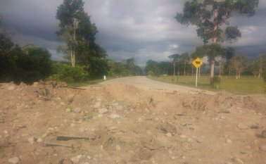 Tres agentes más quedaron con aturdimiento por la explosión. Colprensa