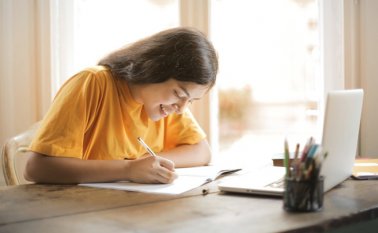 Hay dinámicas que no pasan de moda y fortalecen el idioma aprendido, como ver películas o escuchar la música favorita . Cortesía