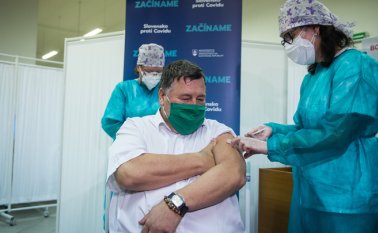 El infectólogo eslovaco y miembro de un colegio de expertos que asesora al gobierno eslovaco sobre la estrategia pandémica Vladimir Krcmery (centro) recibe una vacuna contra el nuevo coronavirus, este sábado. AFP