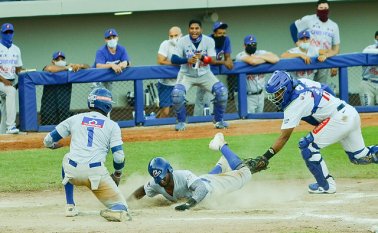 Caimanes de Barranquilla propinó la segunda derrota a Vaqueros de Montería, al vencerlo 5 carreras por 4. Colprensa