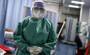 Las Unidades de Cuidados Intensivos se han convertido en campos de batalla contra un enemigo invisible pero letal: la COVID-19. Colprensa