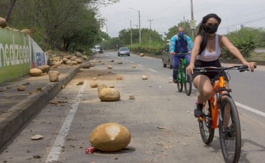 Las avenidas han sido punto de inconformidad de las personas que circulan por esos sectores debido a un descuidado mantenimiento . La Opinión