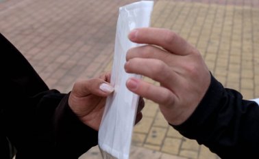 Quienes usen tapabocas quirúrgicos, que no son reutilizables, deben seguir las recomendaciones de higiene y desechar los tapabocas de forma responsable. Colprensa