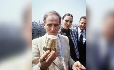 Esta foto tomada el 29 de julio de 1982 muestra al diseñador francés Pierre Cardin posando después de recibir el 'Dedal de Oro', un premio de moda en París.  AFP