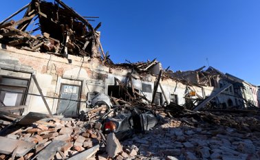 Varias edificaciones se vinieron abajo con el movimiento telúrico. AFP