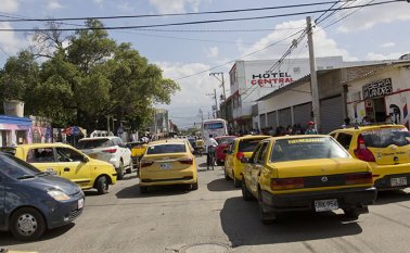 En el cruce de la avenida 8 con calle segunda, en inmediaciones de la Terminal, se forma a diario embotellamiento por el alto flujo vehicular. Alfredo Estévez / La Opinión