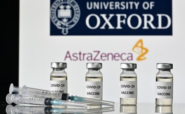 En los resultados parciales de los ensayos clínicos, el laboratorio británico había anunciado en noviembre que su vacuna estaba en un promedio de eficacia de un 70%. AFP