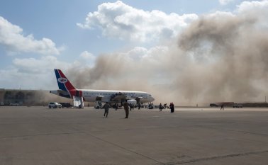 Hubo dos explosiones cuando el avión aterrizó. AFP
