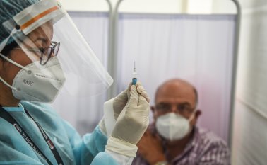 Una trabajadora de la salud prepara una jeringa para inocular a un voluntario con la vacuna contra COVID-19 producida por la farmacéutica china Sinopharm durante su ensayo en el Centro de Estudios Clínicos de la Universidad Cayetano Heredia en Lima, Perú. AFP