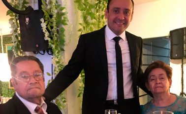 Don Roberto Barón aparece aquí con su hijo Carlos Roberto y su esposa Marlene Jaimes. Cortesía
