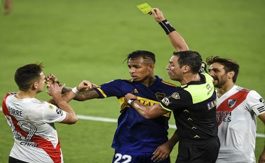 Los colombianos Borré y Villa anotaron un gol para sus equipos. AFP